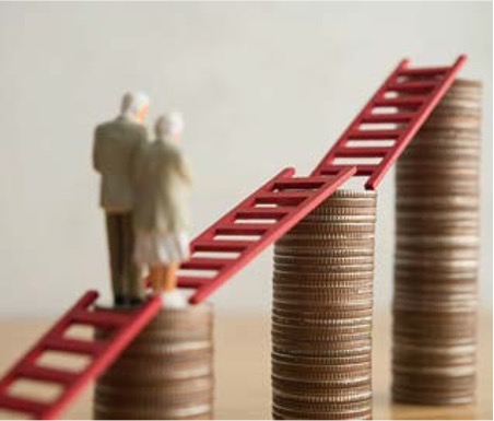 '높이가 다른 동전 더미들 위에 빨간 사다리가 놓여 있고, 노부부 피규어가 그 위를 걸어 올라가고 있습니다.' 저축과 투자를 통해 쌓아 올린 자산을 바탕으로 안정적인 노후를 향해 한 단계씩 나아가는 과정과 경제적 준비의 중요성을 상징적으로 나타낸다.