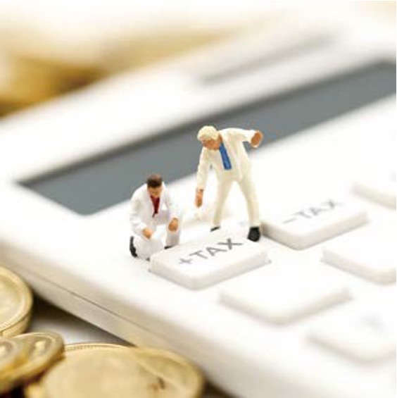 흰색 계산기 위에서 미니어처 남자 두 명이 '+TAX'와 버튼을 보며 심각한 표정으로 회의하고 있다.