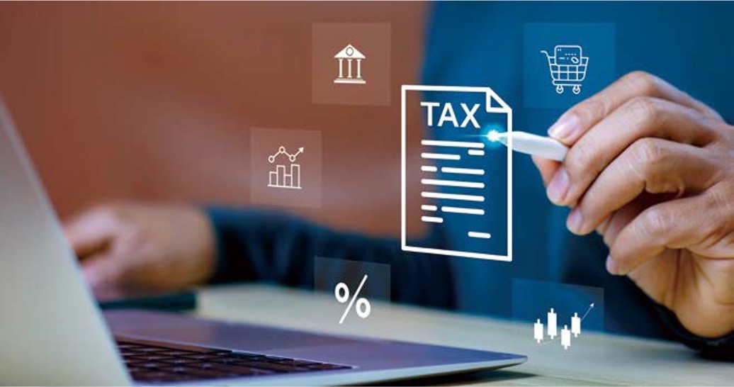'노트북 앞에서 터치펜을 든 손이 TAX라고 적힌 서류 아이콘과 금융, 금융기관, 쇼핑카트 등의 다양한 세금 관련 그래픽 아이콘들'을 가리키고 있다.