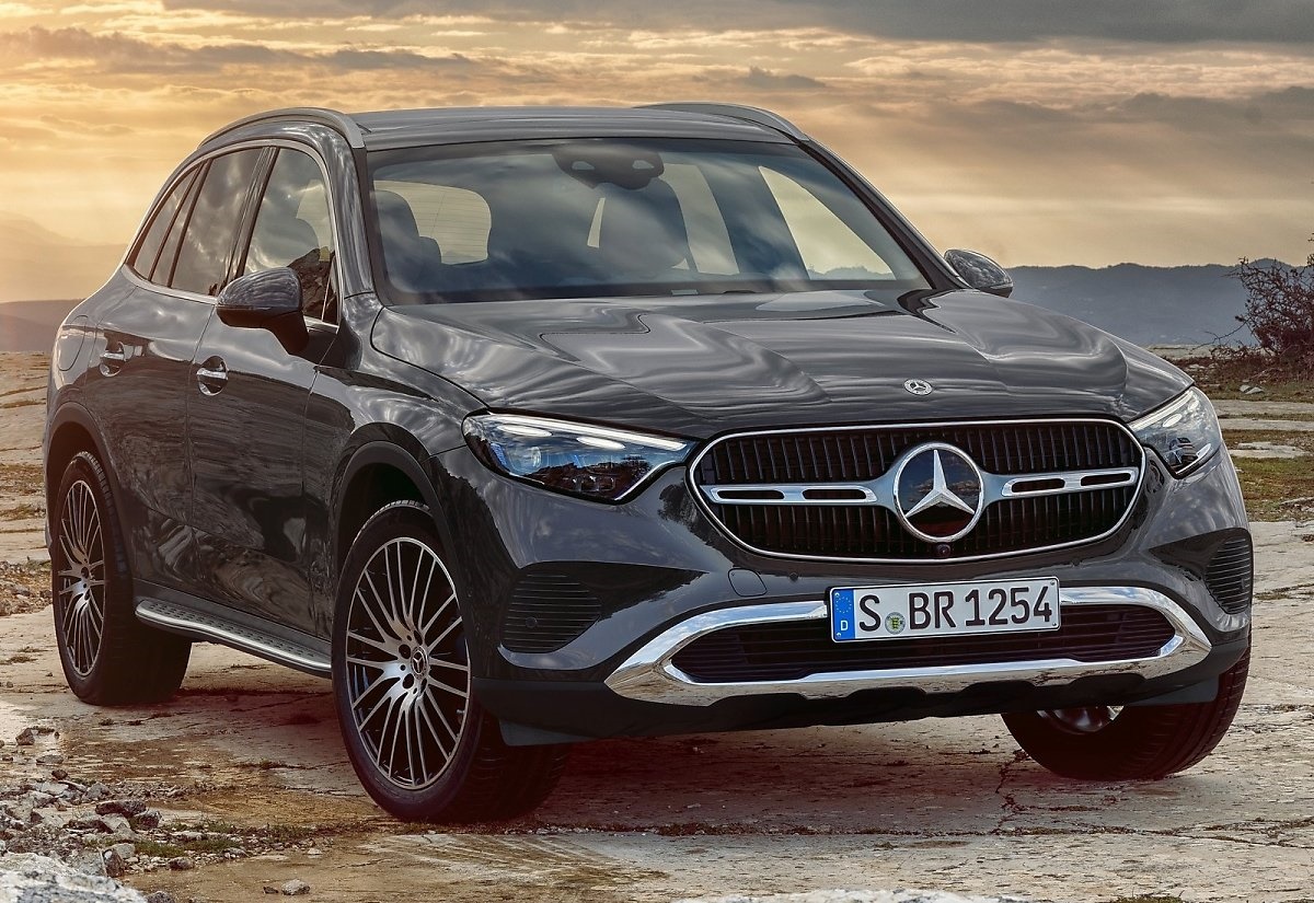 '메르세데스-벤츠'는 '3세대 GLC', '7세대 SL', 'A-클래스 페이스리프트', 'EQS SUV,' 'EQE SUV' 등의 모델을 출시할 예정. 이 중 가장 눈길이 가는 모델은 국내에서 꽤 많이 판매된 GLC의 신형 3세대 모델. 새로운 앞모습과 실내의 조합으로 조금 더 디지털적인 느낌을 강조. GLC를 구매할 계획이라면 새로 나올 3세대 모델의 등장을 기다려 보는 게 좋음.