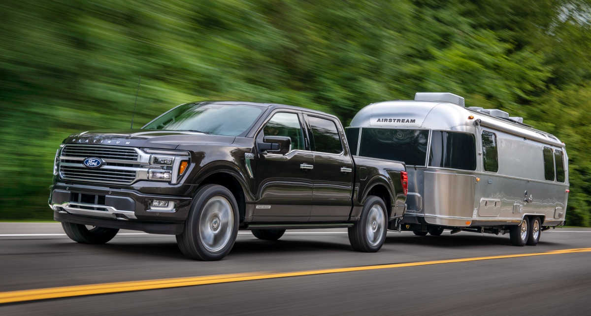 '포드 F-150'에서 사용된 '파워트레인'에 대해 설명하는 글에 첨부된 사진. V6 2.7L 에코부스트 325 마력, 3.5L 에코부스트 400마력 등 다양한 선택지를 제공한다.