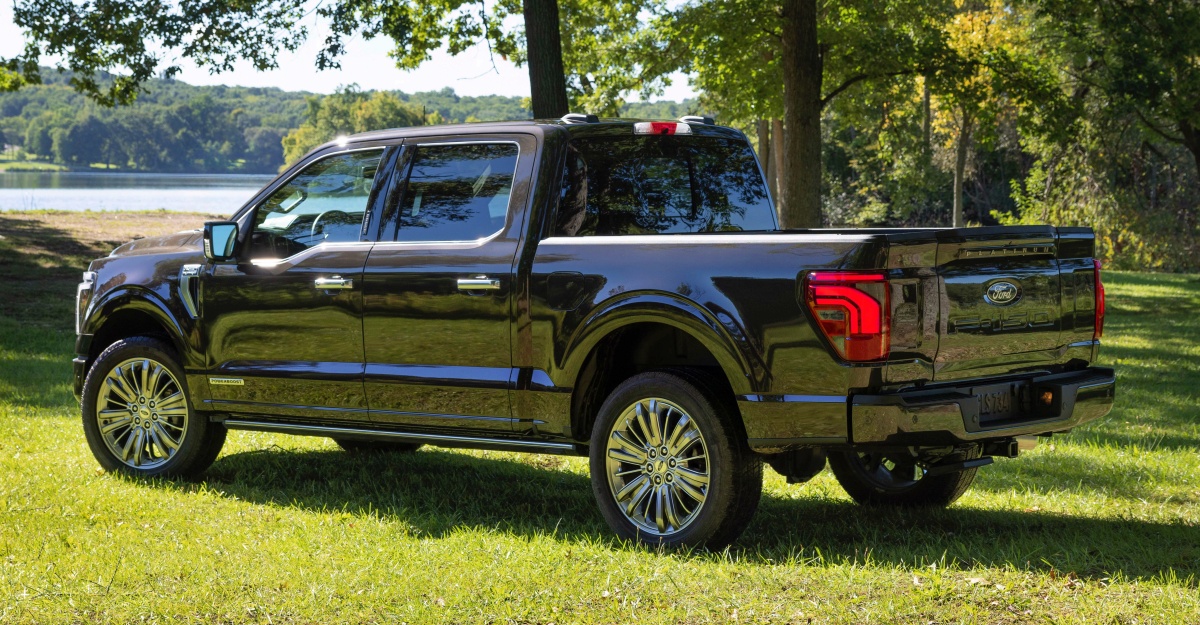 2023년 9월 공개된 '포드'사의 'F-150' 시리즈를 소개하는 포드 차량 참고사진.