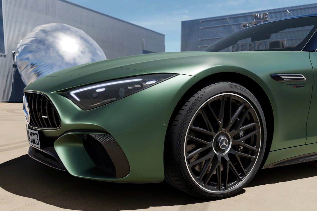 메르세데스-AMG SL 63 S E 퍼포먼스 모델의 앞 '헤드램프'가 강조된 이미지이다.