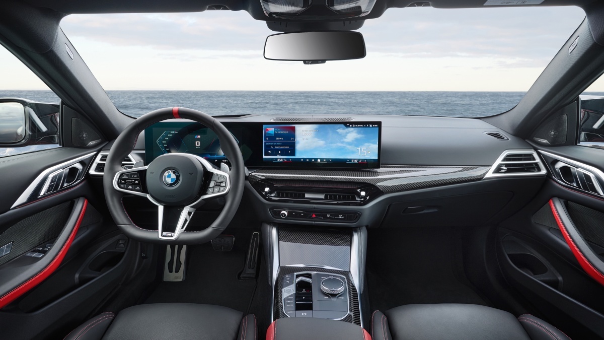 'BMW 4시리즈 쿠페'의 내부 모습을 촬영한 사진이다.