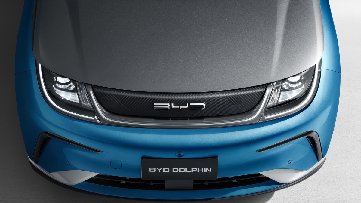 'BYD' 돌핀 차량 헤드라이터와 번호판 이미지이다.