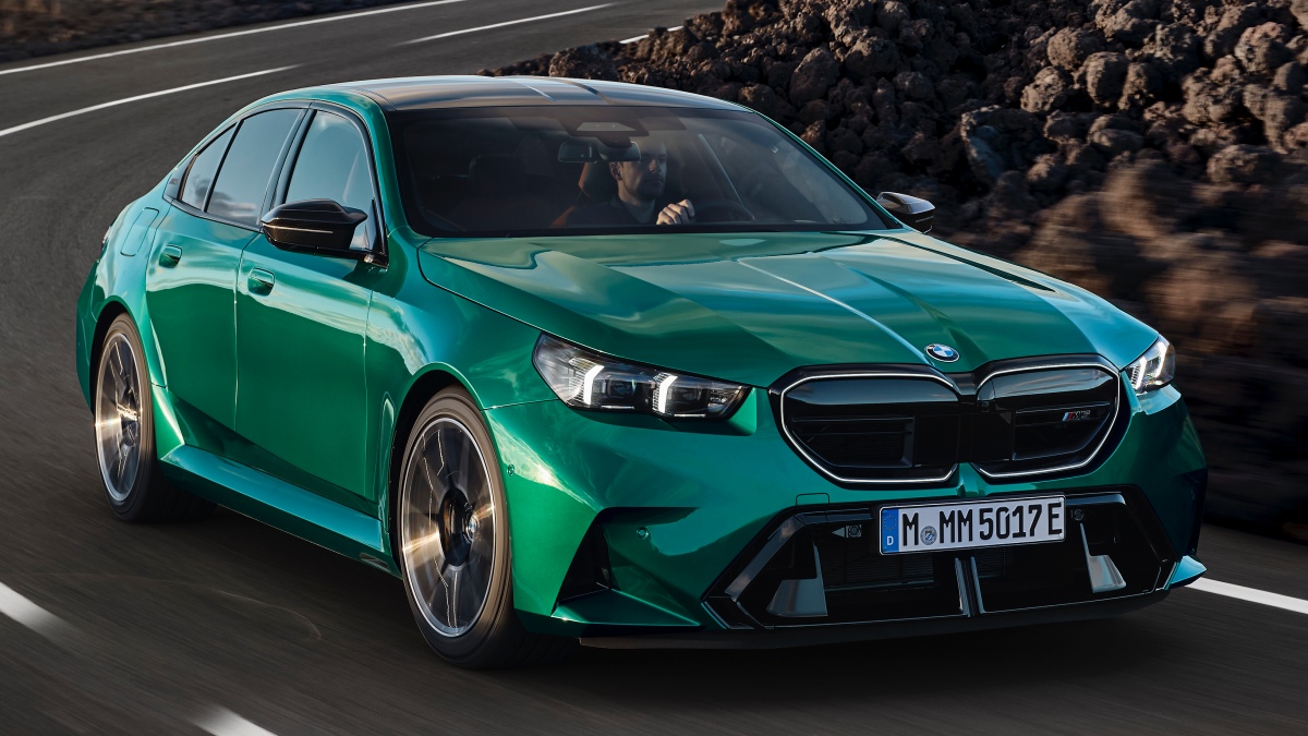 달리는 청록색  BMW M5의 '정면' 이미지이다.
