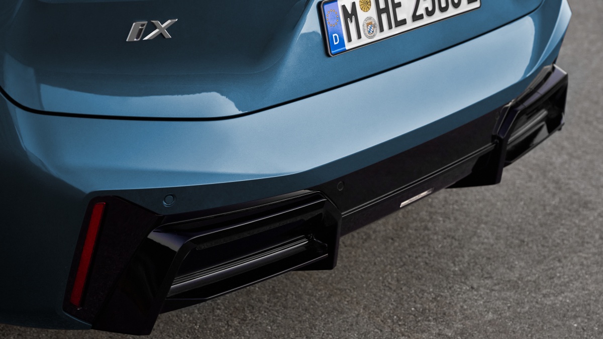 파란색 BMW iX의 '후면' '번호판' 사진이다.