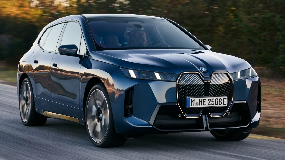 파란색 BMW iX의 달리는 '정면' 사진이다.