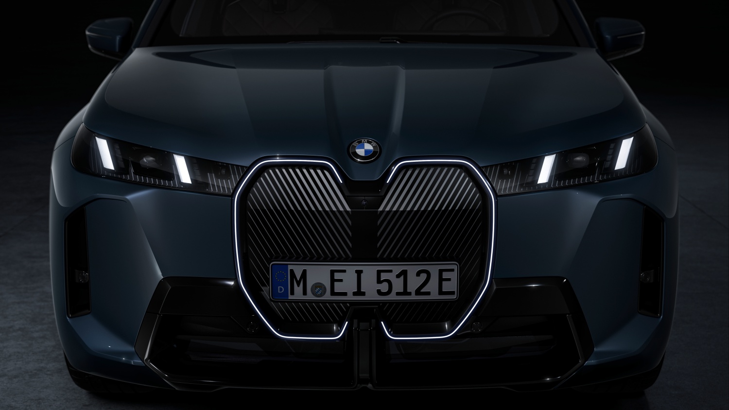 파란색 BMW iX의 '정면' 사진이다.