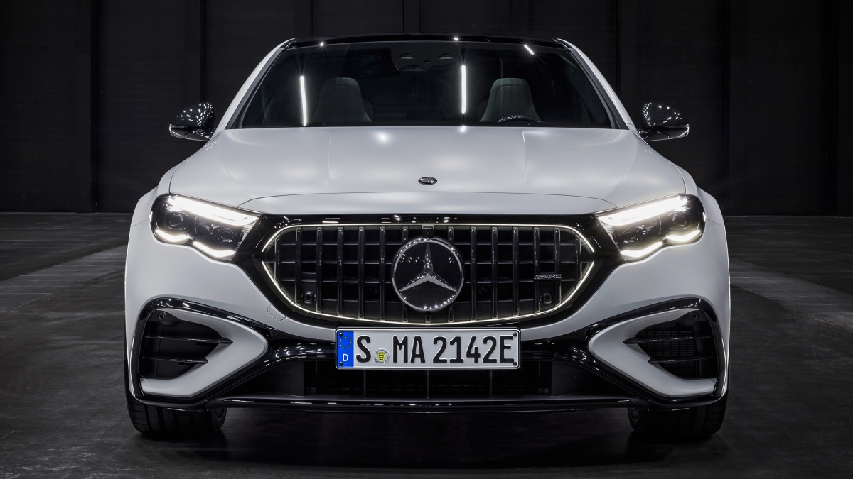 흰색 메르세데스-AMG E 53 하이브리드의 '정면' 사진이다.