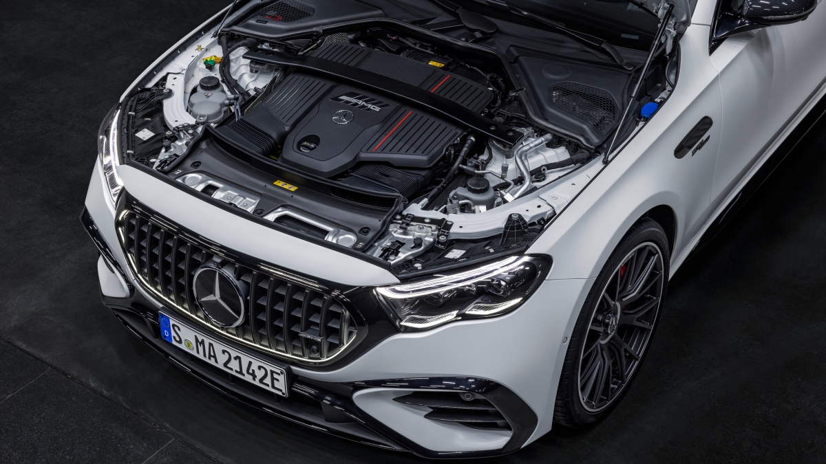 흰색 메르세데스-AMG E 53 하이브리드의 내부 '엔진' 사진이다.