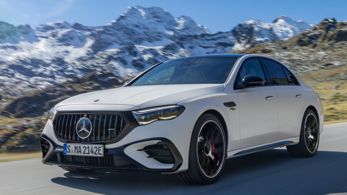 흰색 메르세데스-AMG E 53 하이브리드의 달리는 '정면' 사진이다.