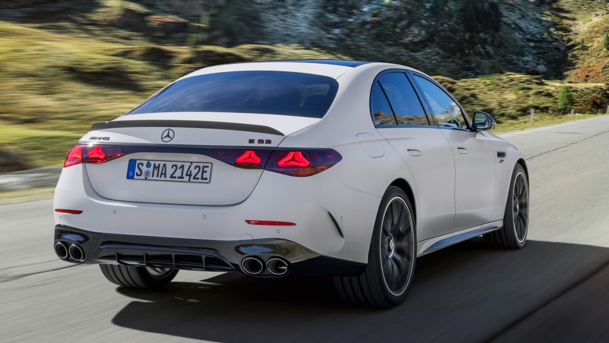 흰색 메르세데스-AMG E 53 하이브리드의 달리는 '후면' 사진이다.