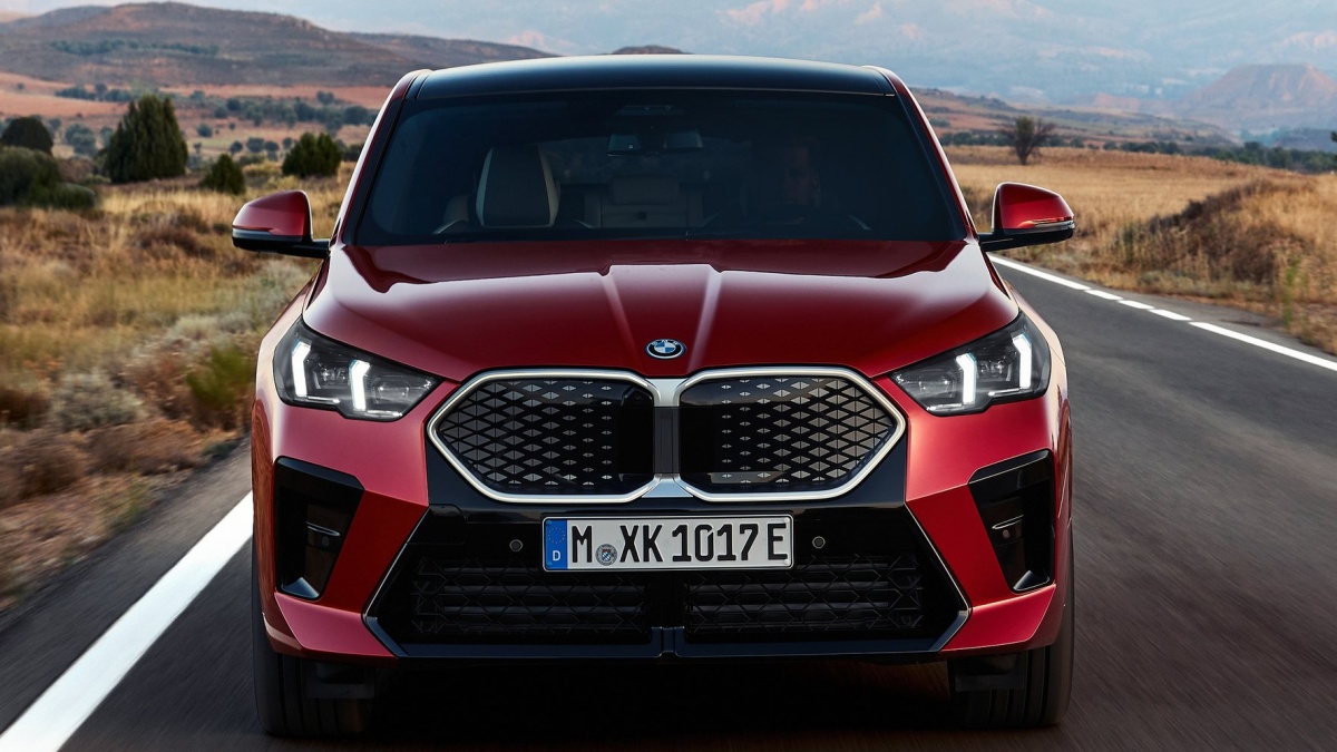 빨간색 BMW iX2의 '정면' 사진이다.