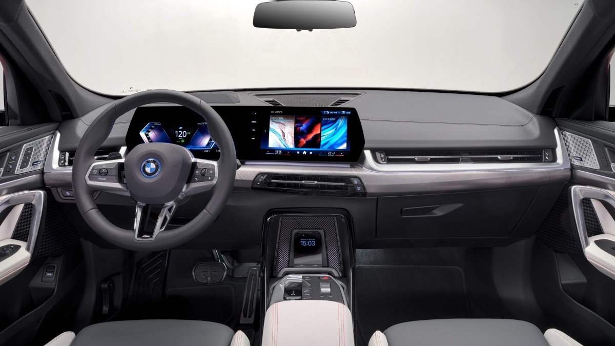 BMW iX2의 '내부' '운전석' 사진이다.