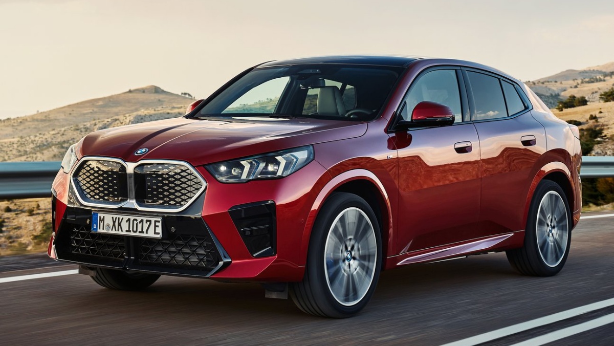 빨간색 BMW iX2의 달리는 '측면' 사진이다.