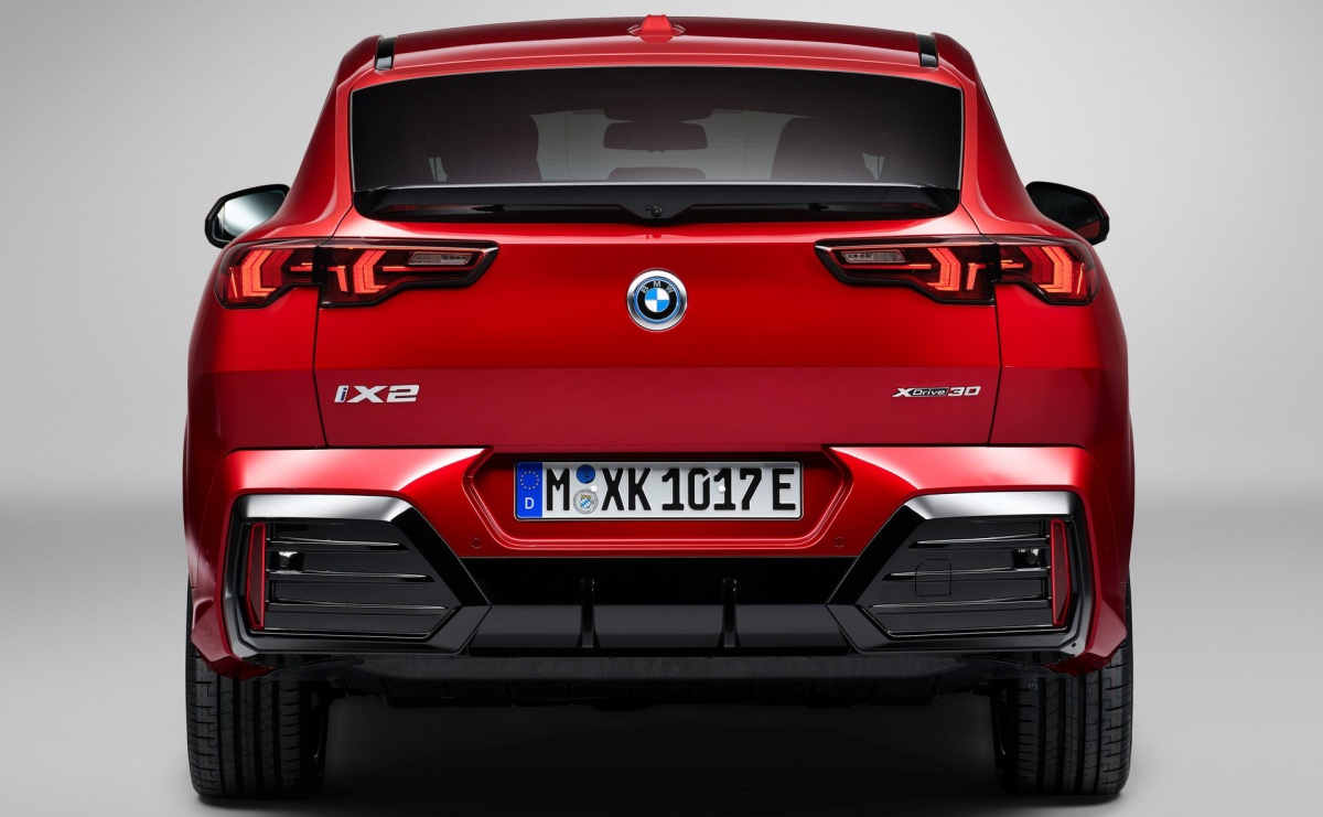 빨간색 BMW iX2의 '후면' 사진이다.