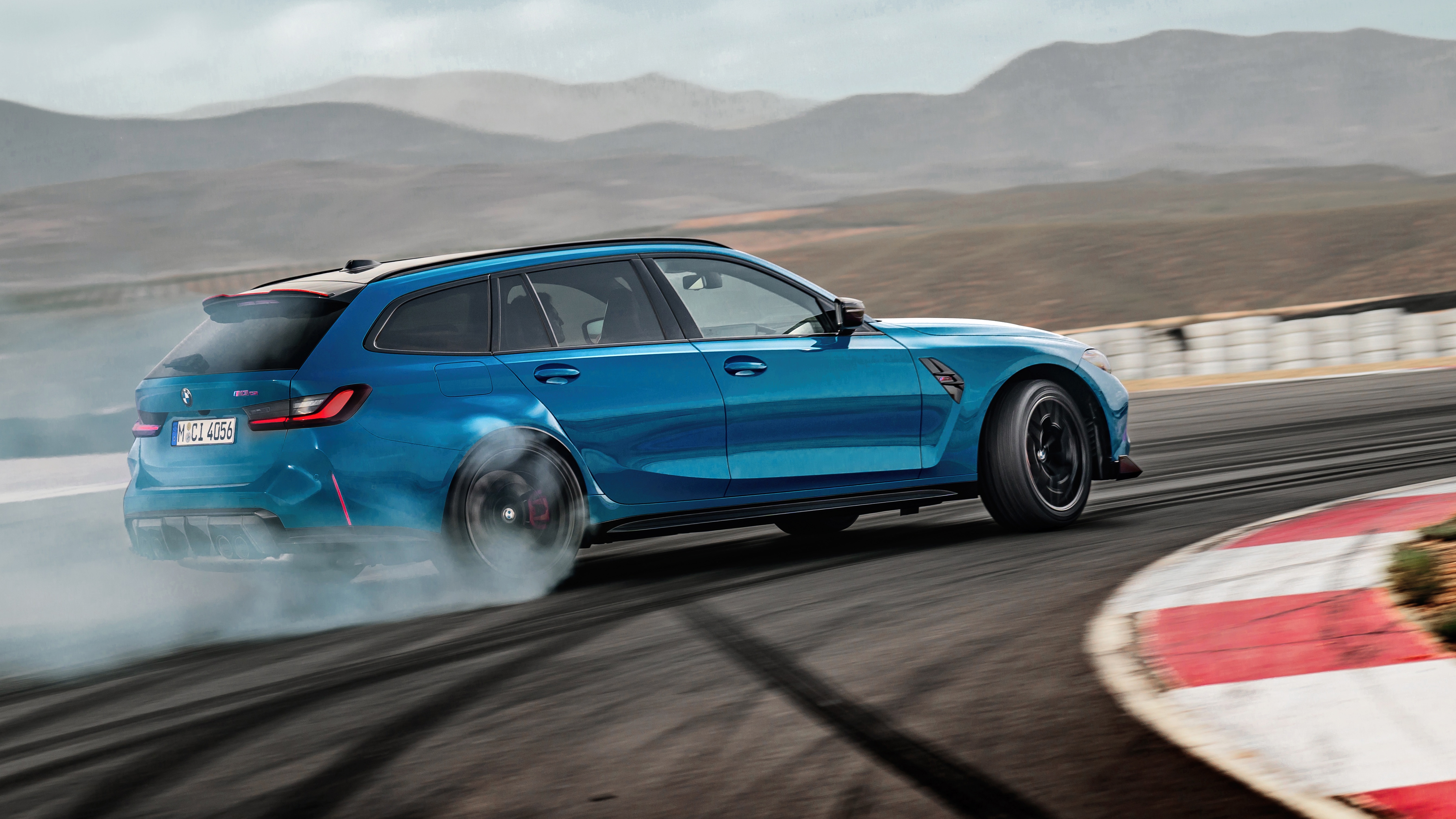 BMW M3 CS 투어링의 '측면' 사진이다.