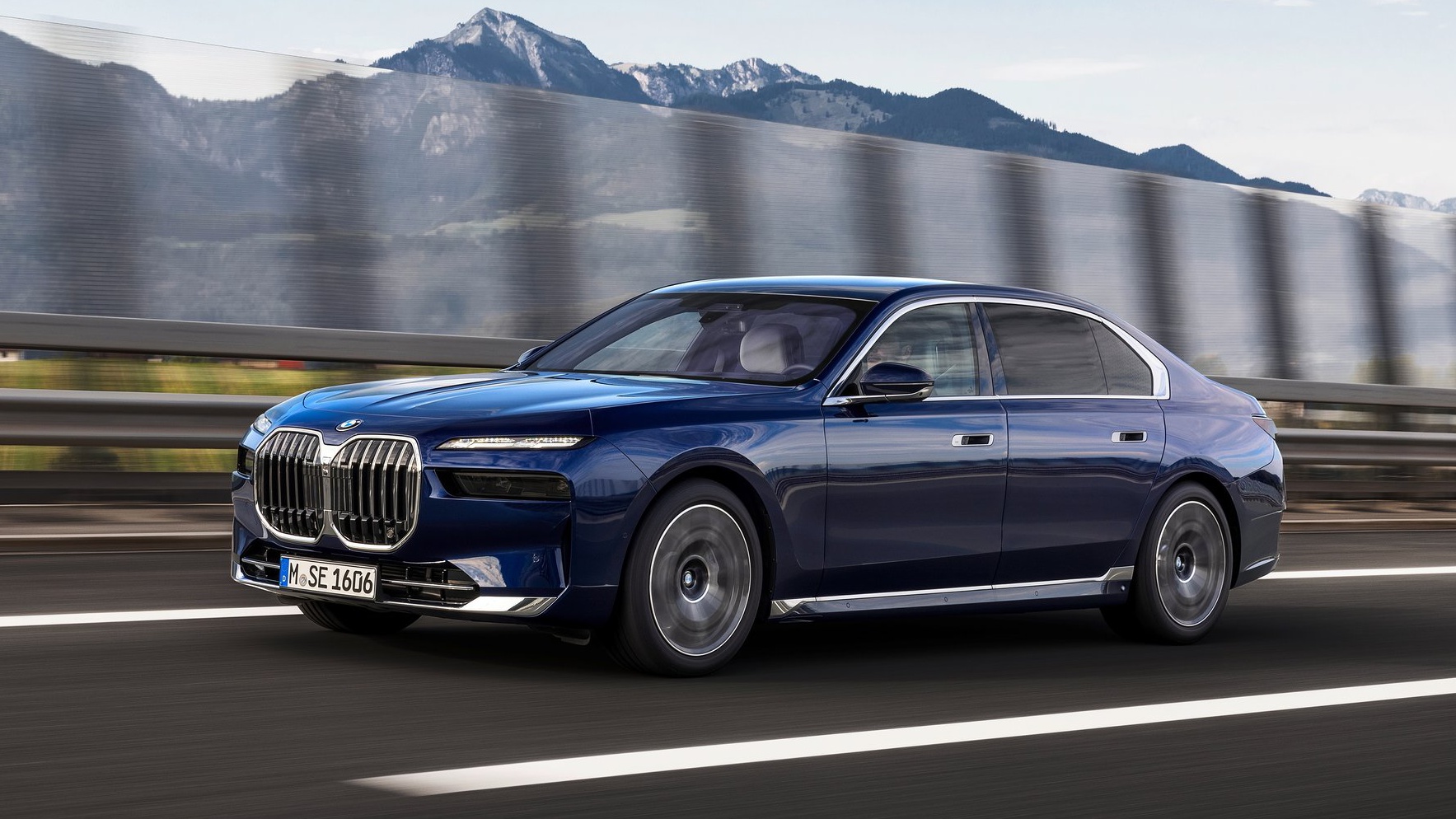 BMW 7시리즈의 달리는 '측면' 사진이다.