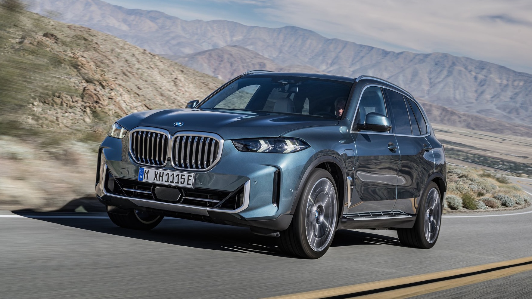 BMW X5의 달리는 '정면' 사진이다.