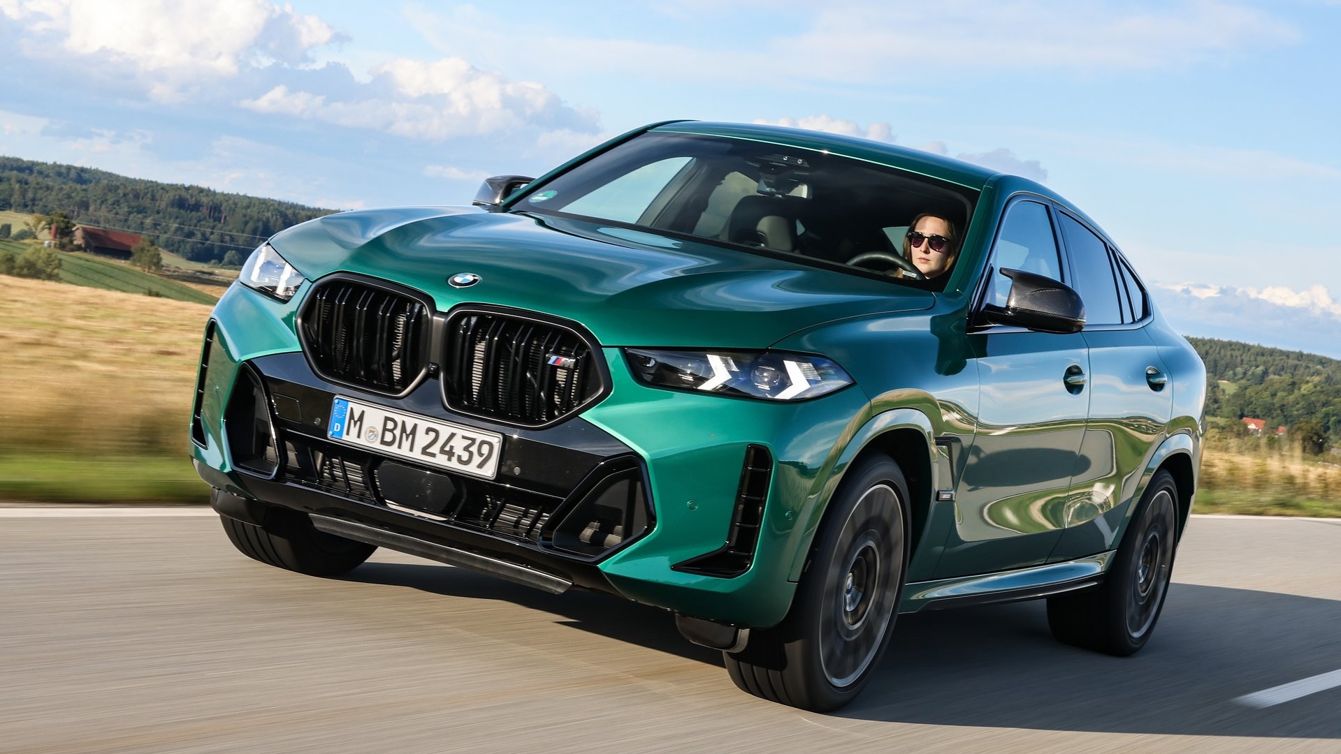 BMW X6의 달리는 '정면' 사진이다.