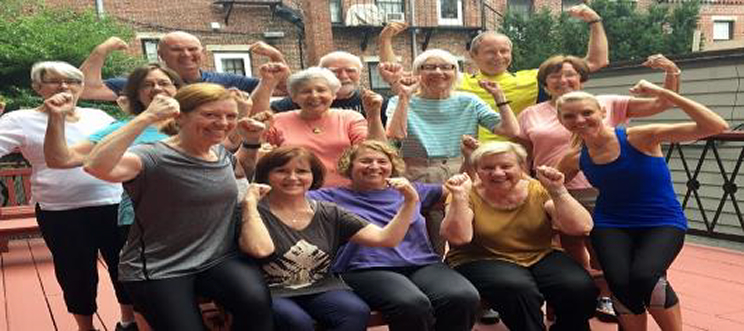 '비컨힐 마을'에서 생활하는 노인들의 모습이다.