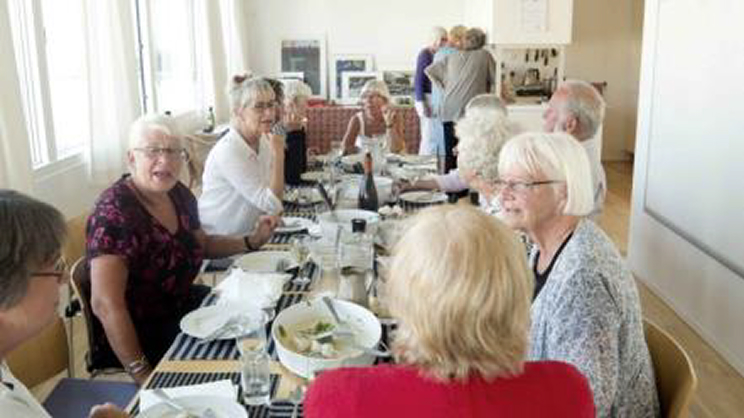 '크레아티브 시니어보'에서 생활하는 노인들의 모습이다.