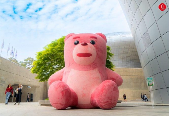 롯데홈쇼핑이 개발한 캐릭터 '벨리곰' 거대 인형이다.