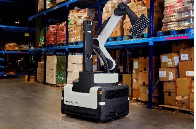 물류 창고에서 상자를 옮기는 보스턴다이내믹스의 하역 로봇 '스트레치(Stretch)'입니다. 집게형 암(Arm)을 이용해 선반 위에 쌓인 박스를 집어 들어 올리는 모습입니다