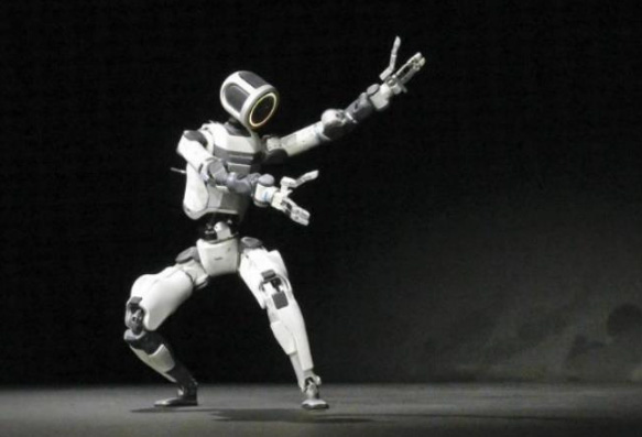 어두운 배경에서 역동적인 포즈를 취하고 있는 휴머노이드 로봇 '아틀라스'의 모습입니다. 두 팔을 뻗어 균형을 잡으며 물리적 행동 능력을 시각적으로 강조하고 있습니다.