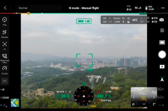 '매트리스 4 의 1인칭 시점(FPV) 비행 제어 화면'입니다. 고도, 속도, 방향 등 각종 비행 데이터가 표시된 인터페이스 너머로 도심과 산이 어우러진 지상 풍경을 실시간으로 보여줍니다.