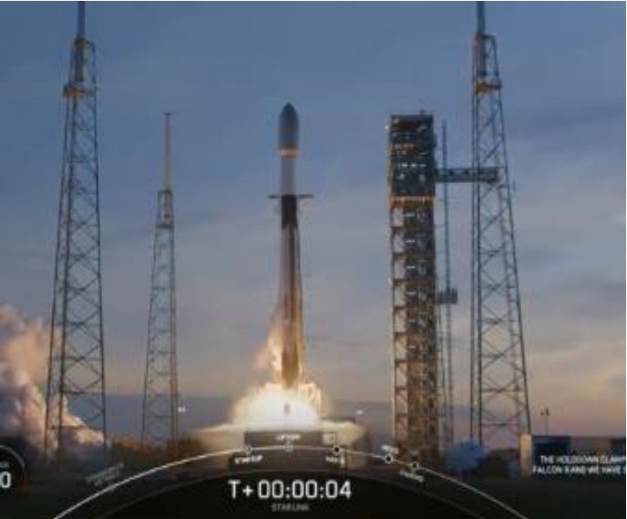 '발사대에서 연기를 내뿜으며 이륙하는 스페이스X 팰컨 9 로켓의 모습'입니다. 하단에는 'T+00:00:04'라는 발사 경과 시간과 'STARLINK' 문구가 표시된 중계 화면 인터페이스가 보입니다.