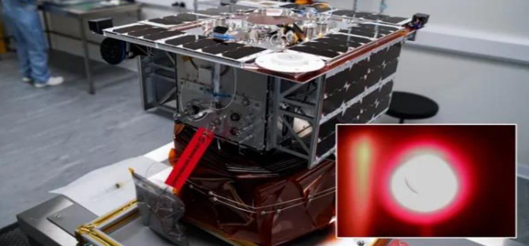 상업용 우주 제조 위성인 스페이스포지의 '포지스타-1(Forgestar-1)' 본체와 내부에서 생성된 붉은 빛의 플라즈마 이미지가 겹쳐져 있습니다. '우주 환경에서 최초로 플라즈마 생산에 성공한 실험적인 모습'을 보여줍니다.