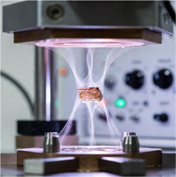 '용기 없는 처리(Containerless processing)' 방식으로 물질을 가공하는 장면입니다. '시료가 용기에 닿지 않게 공중에 띄운 상태에서 강한 빛이나 열을 가해 정밀하게 가공하는 첨단 소재 제조 공정'을 보여줍니다.