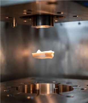 '용기 없는 처리(Containerless processing)' 방식으로 물질을 가공하는 장면입니다. '시료가 용기에 닿지 않게 공중에 띄운 상태에서 강한 빛이나 열을 가해 정밀하게 가공하는 첨단 소재 제조 공정'을 보여줍니다.