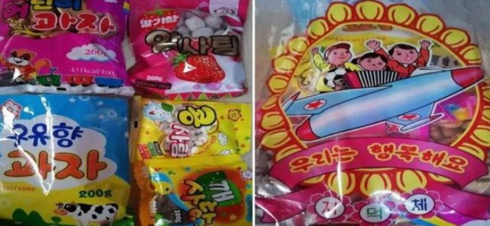'북한에서 판매되는 사탕류 제품을 촬영한 사진'으로, 다양한 색상의 포장과 제품 구성을 통해 북한 경공업 소비재의 브랜드 다양화와 상품 구성을 보여주는 이미지다.