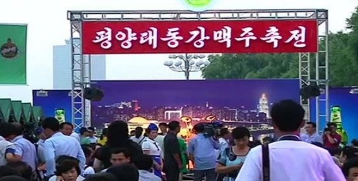 '2016년 평양에서 열린 대동강맥주축전 현장을 촬영한 사진'으로, 많은 관람객이 행사장을 방문해 대동강맥주를 체험하고 북한이 맥주를 관광 및 홍보 자원으로 활용하는 모습을 보여주는 이미지다.