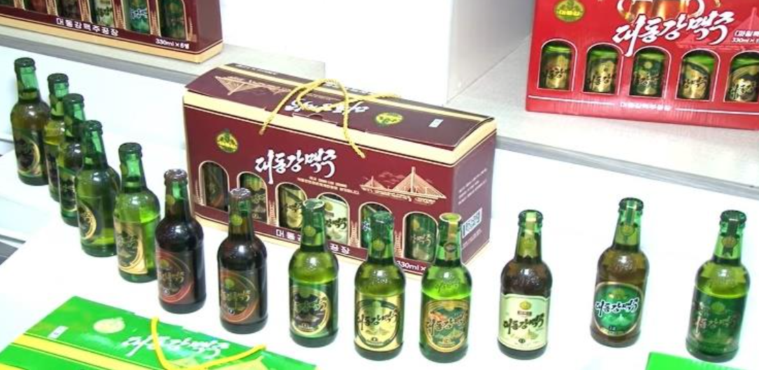 '대동강맥주공장 내부에 다양한 맥주 제품이 진열된 모습을 촬영한 사진'으로, 북한 대표 맥주 브랜드의 생산 제품과 전시 현황을 확인할 수 있는 이미지다.