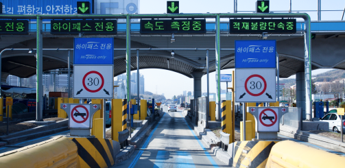고속도로 '톨게이트' 입구의 모습이다.