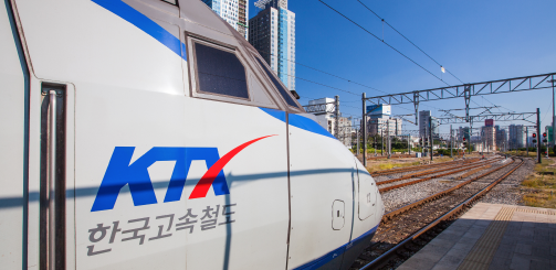 철도위에 서있는 'KTX'의 옆모습을 보여주고 있다.