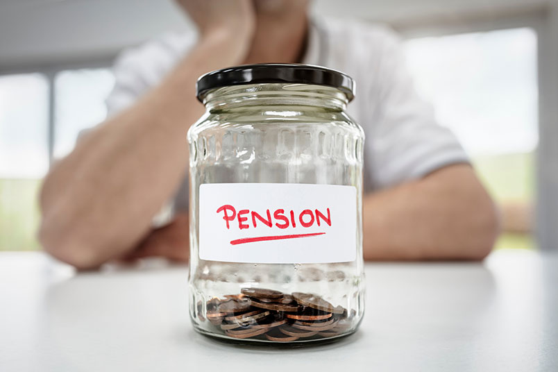 돈으로 채워진 유리병에 Pension이라고 적혀있다.