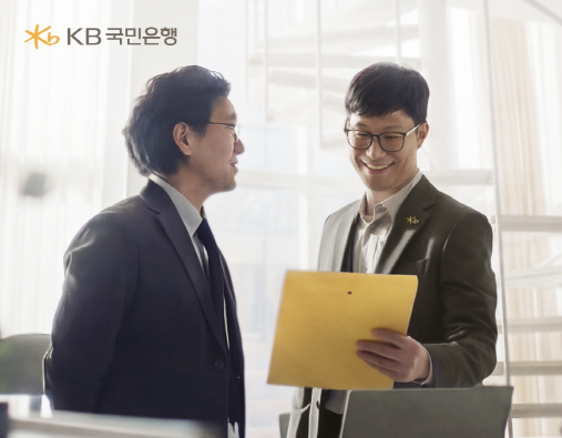 기업의 모든 순간, KB국민은행이 함께함을 의미하는 이미지로 정장을 입은 두 남자가 서류를 바라보고 있다.