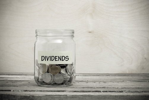 유리병에 dividends 라는 배당을 뜻하는 영어 단어가 적혀 있다.
