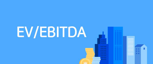 건물과 동전을 배경으로 EV/EBITDA라는 글씨가 써있다.