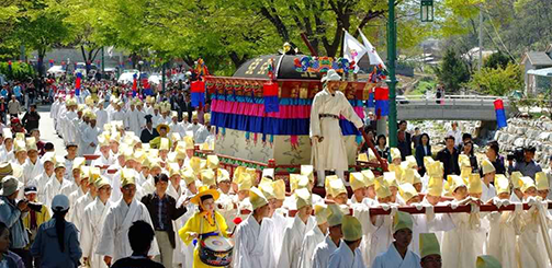 단종문화제 가장행렬 장면. 수많은 참가자가 전통 의상을 입고 임금님의 가마를 운반하며 행진하는 모습