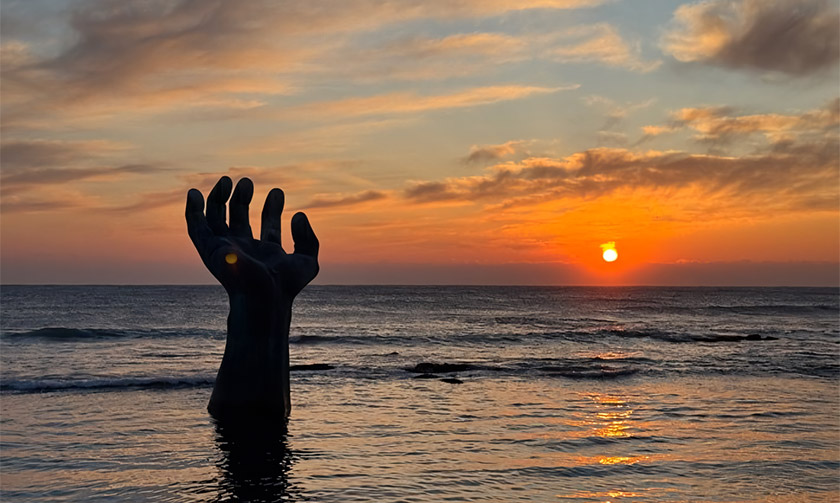 포항 호미곶의 상생의 손에서 해가 떠오르는 풍경이다.