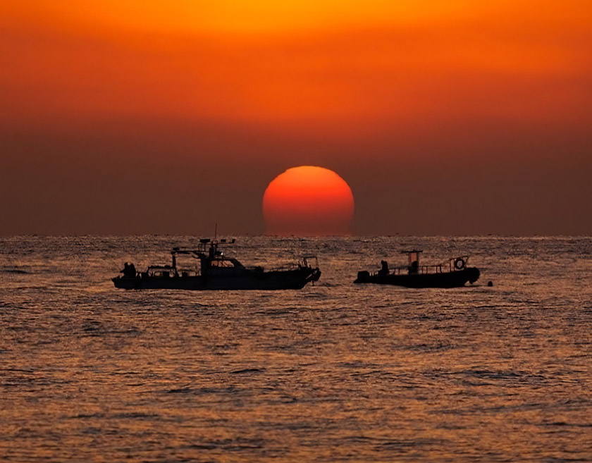 제주 바다로 해가 떠오르고 있다.