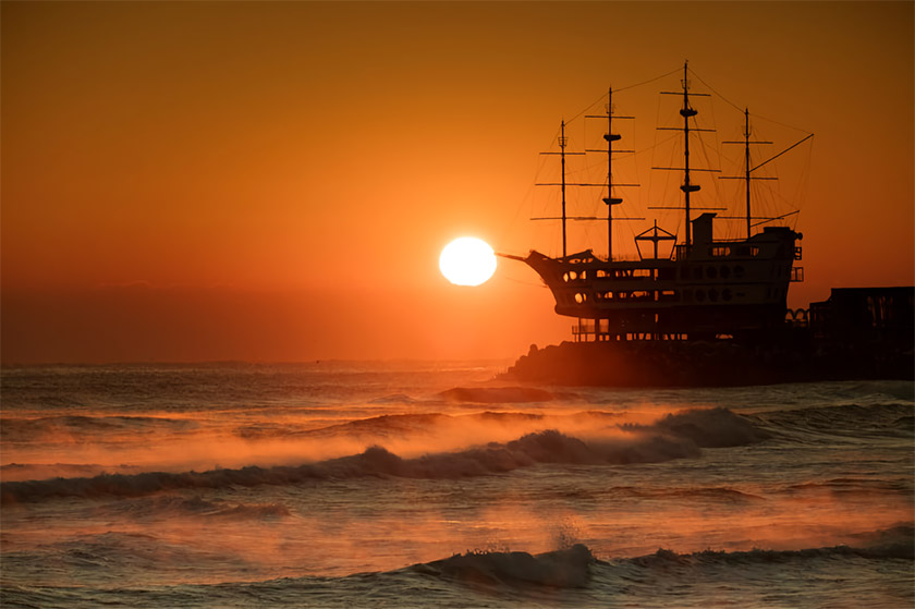 정동진의 일출 풍경으로 절벽 위 썬라이즈 호텔이 역광으로 멋진 풍경을 만들었다.