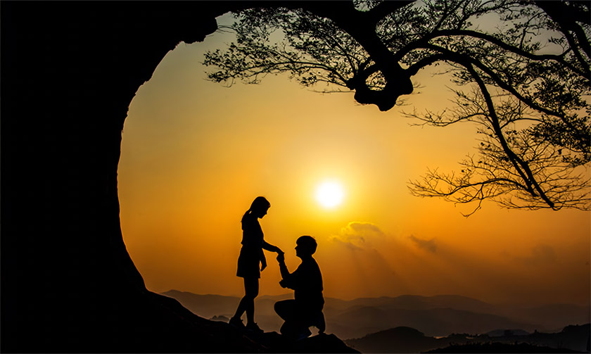 부여 성흥산성은 하트 모양으로 자란 느티나무 아래서 일출을 배경으로 사진을 남기면 영화 같은 장면이 완성된다.