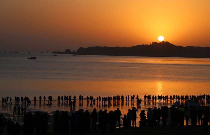 당진의 일출 사진으로, 많은 사람들이 사진을 찍고 있다.